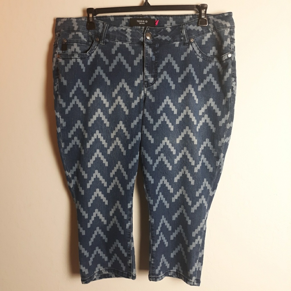 ♥️Torrid geometric denim capri pants stretch
